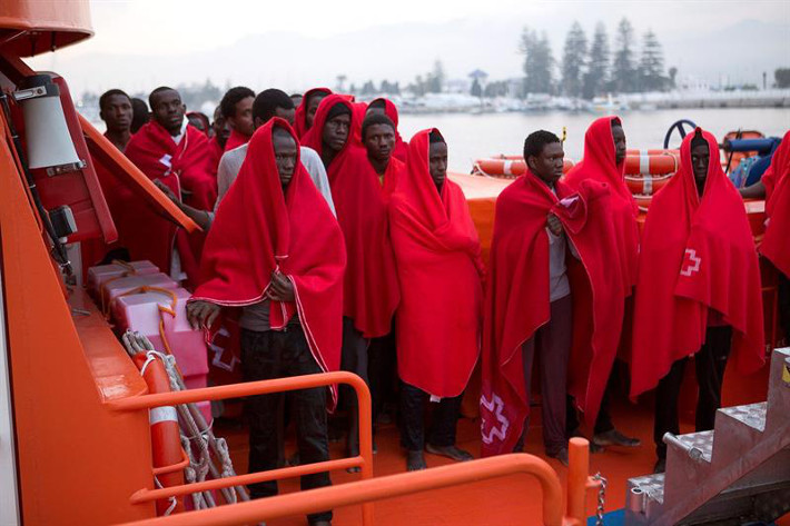 Rescatadas esta madrugada 51 personas de una  patera y trasladadas al puerto de Motril